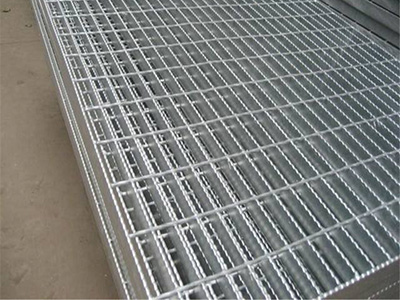 重型鋼格柵：堅(jiān)固穩(wěn)定的工業(yè)承載解決方案